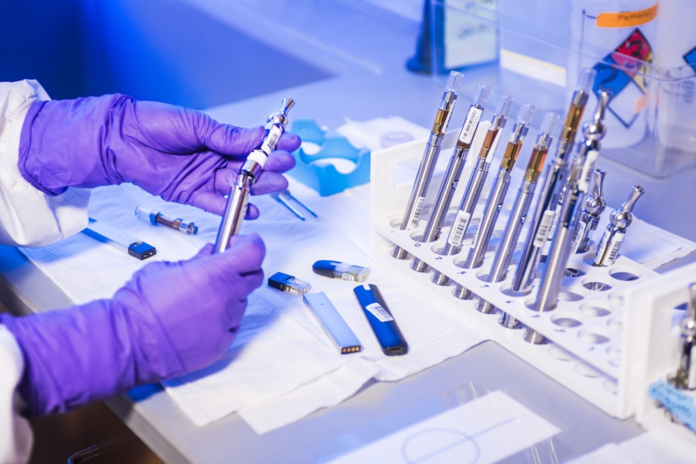 Profissional trabalhando no laboratorio Microlab 2000